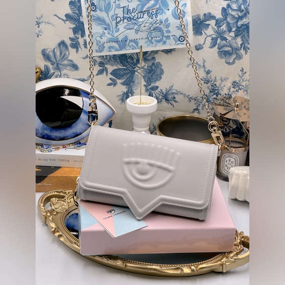 🆕 CHIARA FERRAGNI 🧿 NWB Eyelike Motif Chain Linked Wallet on Chain - Picture 1 of 15